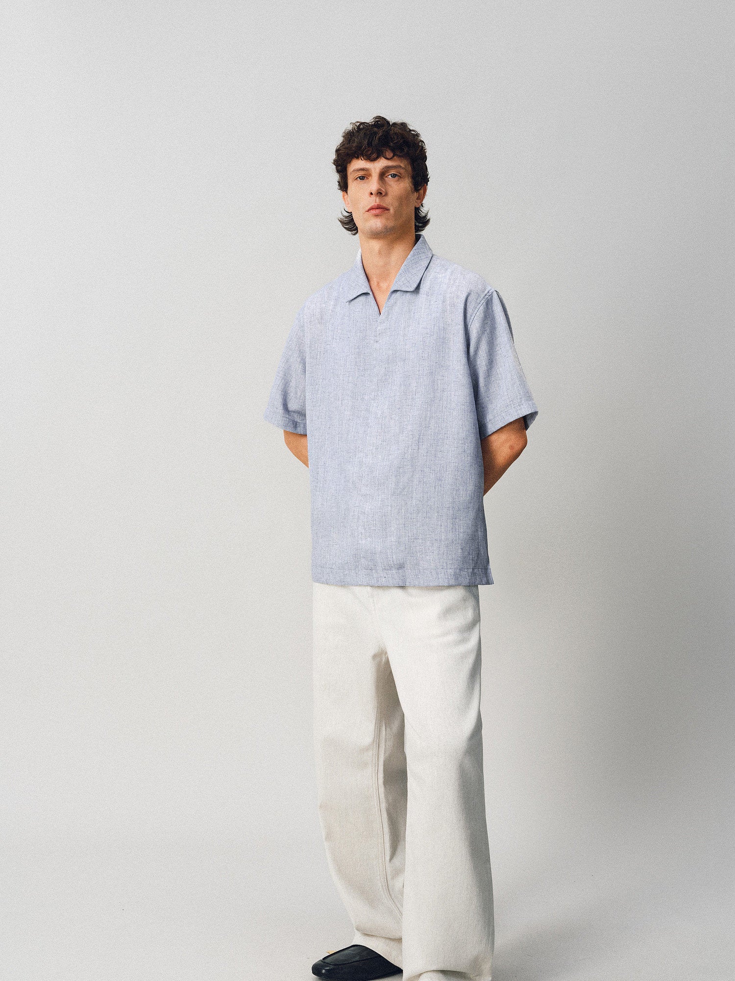 French Linen-Blend V-Neck Shirt - Somnad