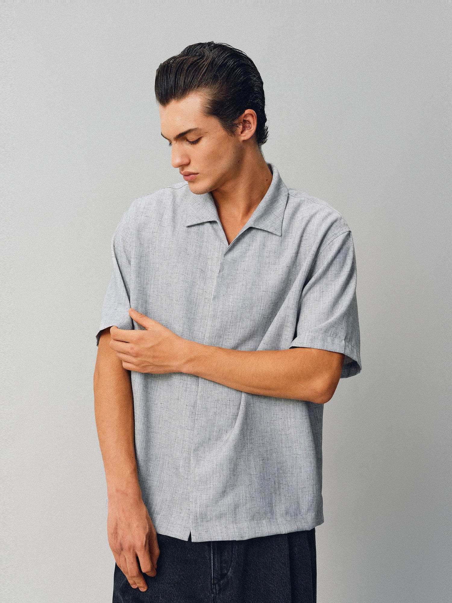 French Linen-Blend V-Neck Shirt - Somnad
